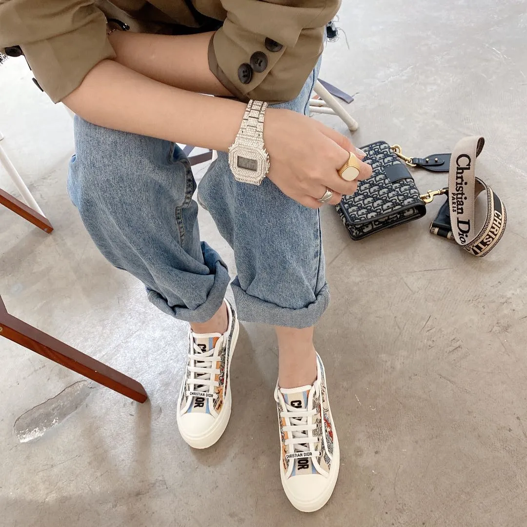 👟👟Ex-factory price 500👟👟 New arrival at D home, synchronized with the official website WALK N DIOR embroidered canvas shoes series, 100% cotton silk double-sided three-dimensional embroidery All the materials of this shoe are original molds, right down to the hardware, laces, outsole, PU midsole...the upper fabric is made of double-sided pure cotton silk three-dimensional electric embroidery. Each style looks colorful, but it does not make it difficult to match clothes. The entire series is like a piece of handicraft, unique!  ▪️Inner lining: full-grain mixed sheep and sheepskin ▪️Foot pads: same color cowhide, comfortable to the feet ▪️My last style is exactly the same as ZP, welcome to compare. My color scheme is the most complete, and the counter has a full set of packaging. Code number: 35-41